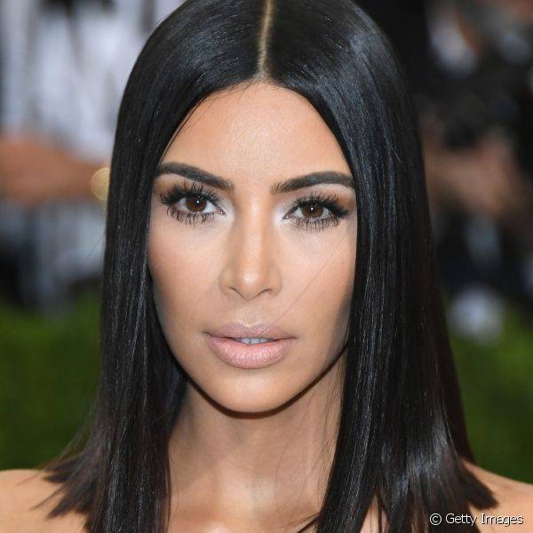 Você sabia que, há alguns anos atrás, Kim Kardashian apostava em uma make bem diferente da atual? Confira a matéria para saber mais detalhes! (Foto: Getty Images)
